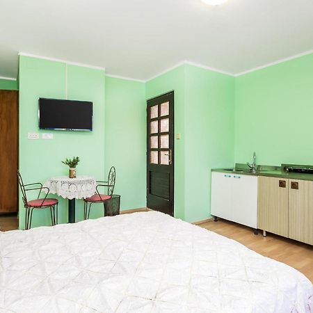 Cozy Apartment In Starigrad With House Sea View Exterior photo